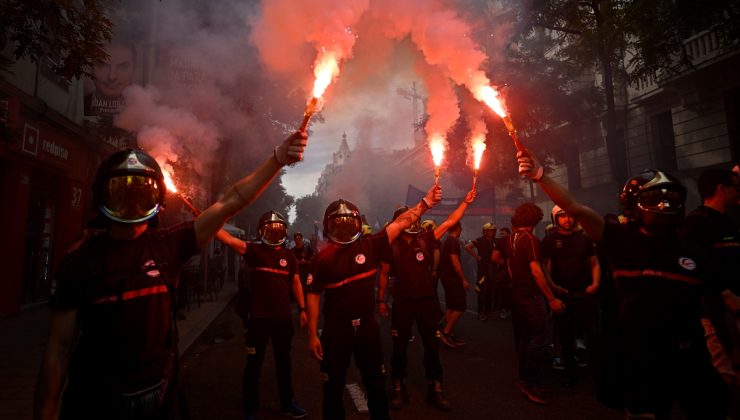 İtfaiyeciler mecliste geciken yasal düzenlemeye tepki gösterdi