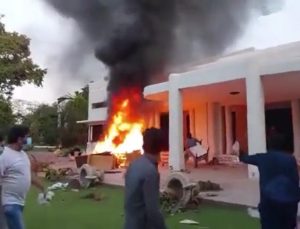 Han destekçileri Pakistan’ı yangın yerine çeviriyor