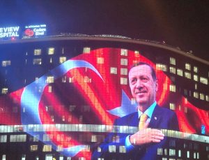 Doha’daki The View Hastanesi’ne Cumhurbaşkanı Erdoğan’ın fotoğrafı ve Türk Bayrağı yansıtıldı