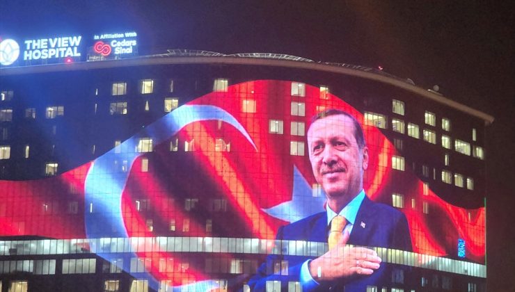 Doha’daki The View Hastanesi’ne Cumhurbaşkanı Erdoğan’ın fotoğrafı ve Türk Bayrağı yansıtıldı