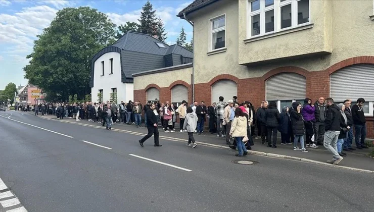 Almanya’da, Cumhurbaşkanı Seçimi’nde oy vermek isteyenler uzun kuyruklar oluşturdu