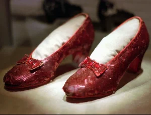 FBI, Oz Büyücüsü filminde kullanılan 3.5 milyon dolarlık ayakkabıların hırsızını buldu