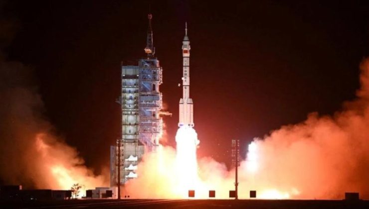 Çinli taykonotları taşıyan Şıncou-16 mekiği uzay istasyonuna kenetlendi