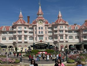 Fransa’da Disneyland Paris çalışanları greve gitti