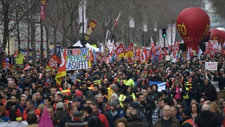 Fransa’da emeklilik yaşını 62’ye düşürmeye yönelik referanduma ret