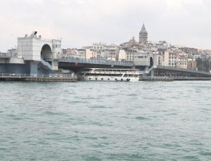 Tur teknesi Galata Köprüsü’ne çarptı