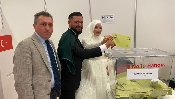Almanya’da Kaba çifti gelin ve damatlıklarıyla oy kullandı