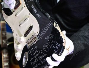 Kurt Cobain’in gitarı rekor fiyata satıldı