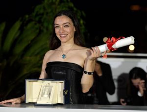 Merve Dizdar Cannes Film Festivali’nde En iyi kadın oyuncu ödülünü aldı