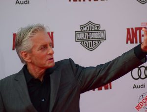 Michael Douglas sevenlerini korkuttu