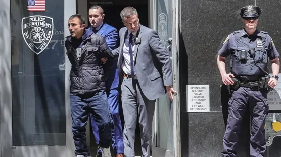 New York’taki Türkevi’ne levyeyle saldırı zanlısı polis eşliğinde mahkemeye götürüldü