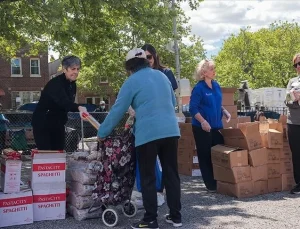 New York’ta ihtiyaç sahibi vatandaşlara yemek yardımı yapıldı