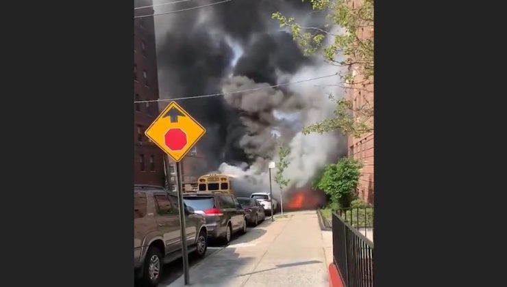 New York’ta öğrencilerle dolu okul otobüsü alevler içinde kaldı