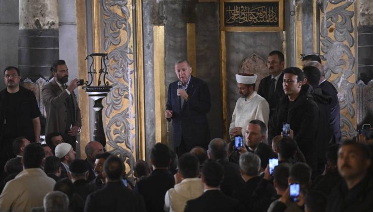 Erdoğan seçim çalışmasını Ayasofya’da sonlandırdı, Kur’an okudu!