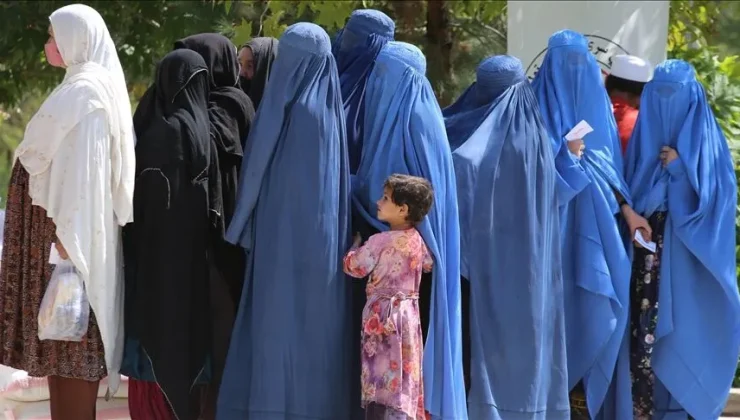 Afganistan’da kadın personele getirilen yasak insani yardım çalışmalarını aksatıyor