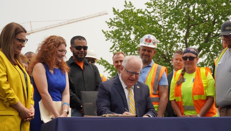 Minnesota valisi silah güvenliği yasalarını imzaladı