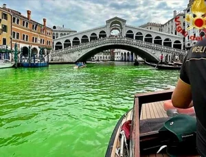 Venedik’teki ünlü Büyük Kanal’ın suyu yeşil renge büründü