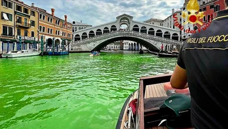 Venedik’teki ünlü Büyük Kanal’ın suyu yeşil renge büründü