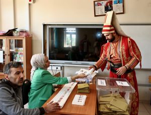 Yeniçeri kıyafeti giyip, atı ile oy kullanmaya gitti