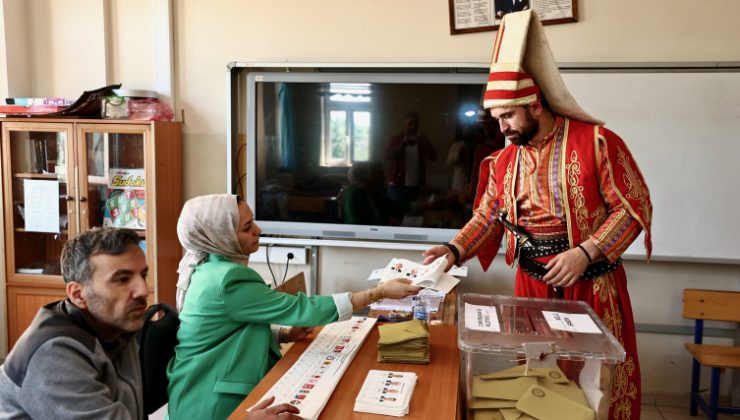 Yeniçeri kıyafeti giyip, atı ile oy kullanmaya gitti