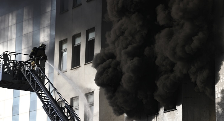 Başakşehir’de yangın: Bir itfaiye eri hayatını kaybetti
