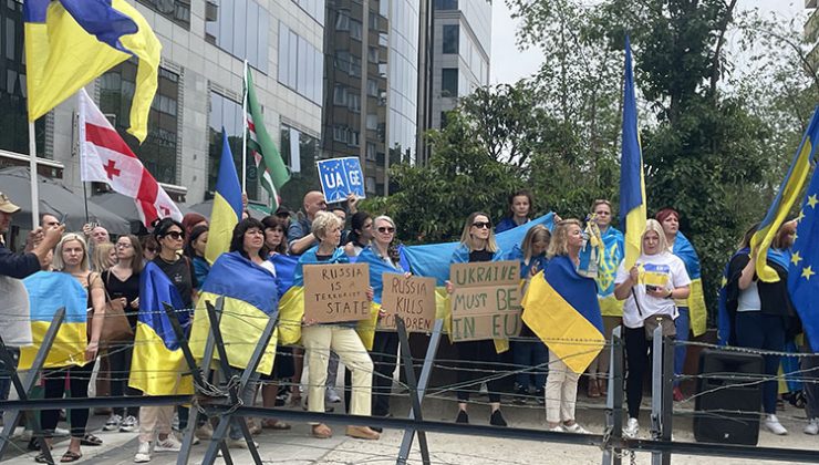 Brüksel’de AB Liderler Zirvesi sırasında Rusya karşıtı protesto