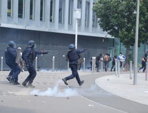 Fransa’da sokaklar savaş alanına döndü