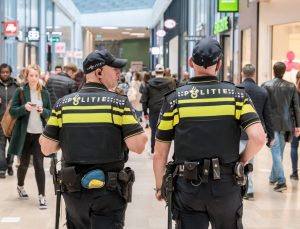 Hollanda’da ırkçı polise ödül ataması