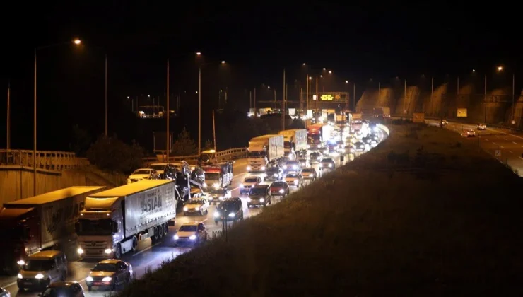 Türkiye’de bayram tatili, trafik çilesiyle başladı! Otoyollar kilit