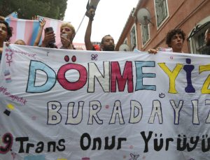 İstanbul’da Trans Onur Yürüyüşü’ne müdahale edildi, gözaltılar var