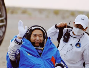 Çin’in Shenzhou-15 uzay aracı yeryüzüne döndü