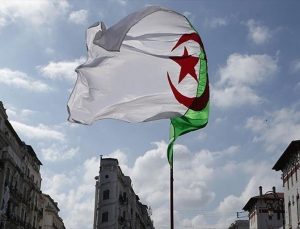 Cezayir Fransızca’nın yerine gelecek dili açıkladı