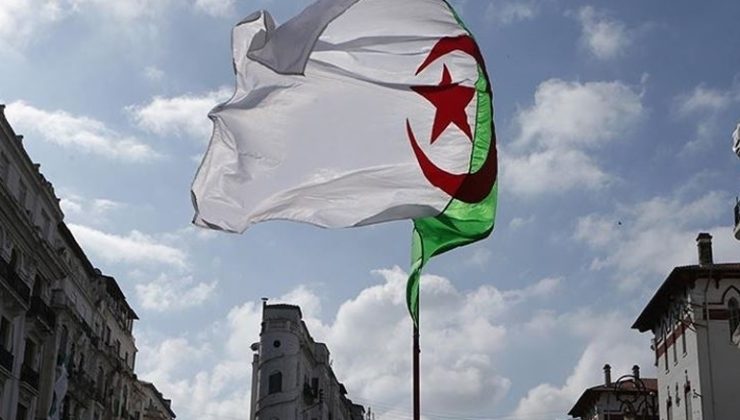 Cezayir Fransızca’nın yerine gelecek dili açıkladı