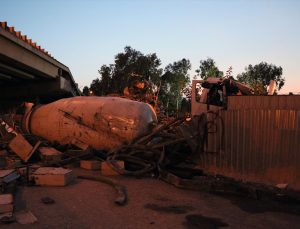 Viyadükten düşen beton mikserinin sürücüsü öldü