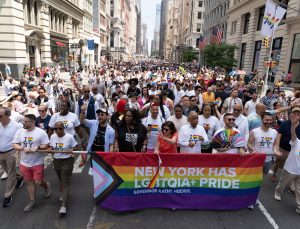 Vali Kathy Hochul, LGBTQ+ topluluğunu koruyan yasayı imzaladı