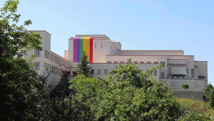 ABD’den Türkiye’de tepki çeken LGBT bayrağı