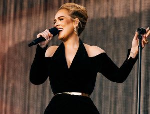Adele: Sahnedeki sanatçılara bir şey fırlatmayı bırakın!