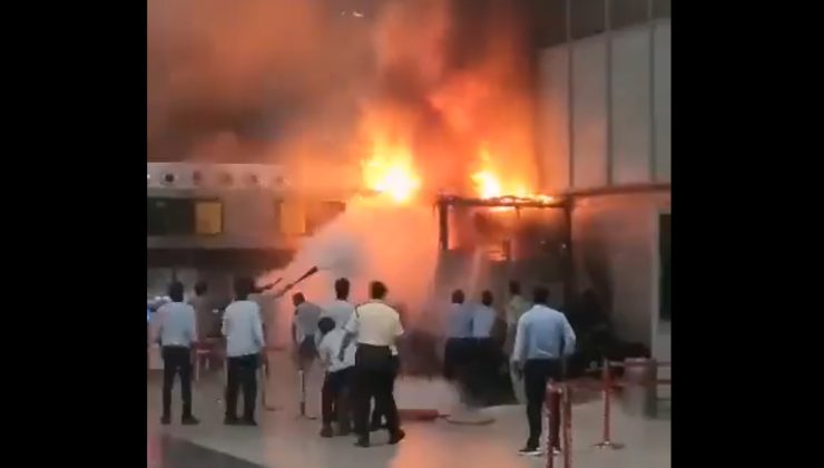 Hindistan’daki havalimanında yangın çıktı
