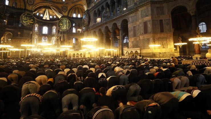 Binlerce kişi Kurban Bayramı namazını Ayasofya Camii’nde kıldı