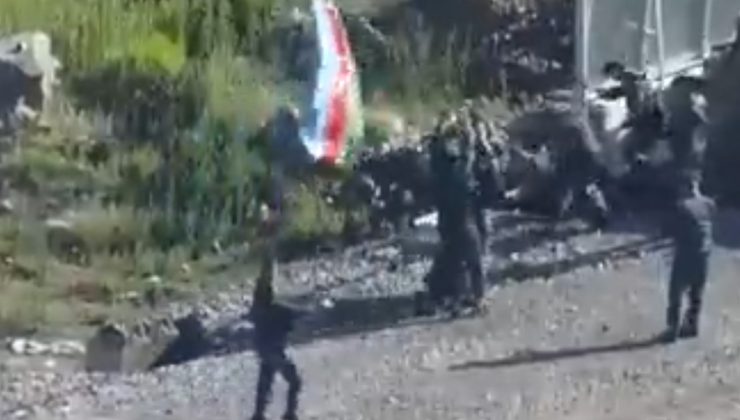 Ermenistan askerlerinin Azerbaycan bayrağı öfkesi
