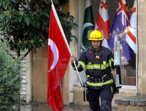 Azerbaycanlı itfaiyecinin Türk bayrağı sevgisi