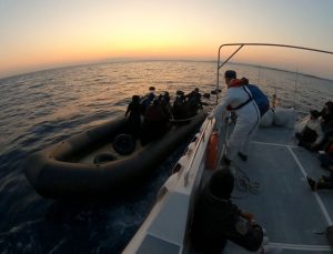 Dört lastik botta 113 düzensiz göçmen yakalandı