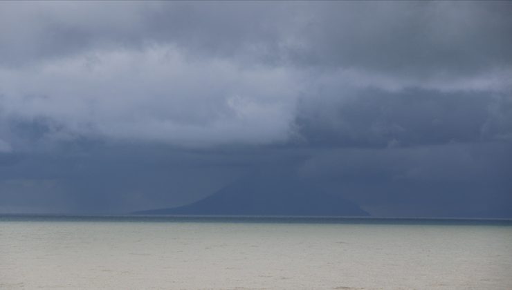 Endonezya’da Anak Krakatau Yanardağı faaliyete geçti