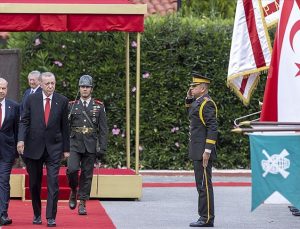 Erdoğan, KKTC Cumhurbaşkanı Tatar tarafından resmi törenle karşılandı