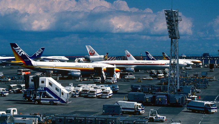 Tokyo’da havalimanında iki yolcu uçağı temas etti, pist kapatıldı