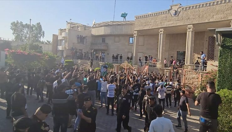 Iraklı eylemciler Bağdat’taki İsveç Büyükelçiliği’ni bastı