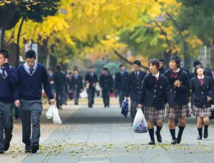 Japon gençler okulu para kapısı olarak görüyor