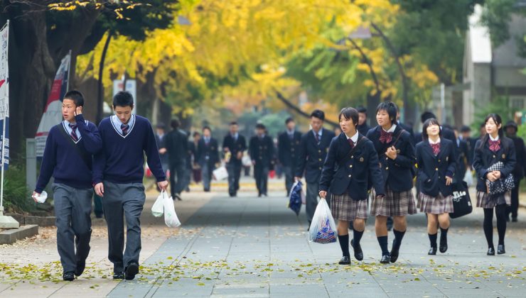 Japon gençler okulu para kapısı olarak görüyor
