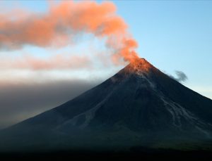 Filipinler’de patlaması ihtimaline karşı Mayon Yanardağı çevresinde tahliyeler başladı