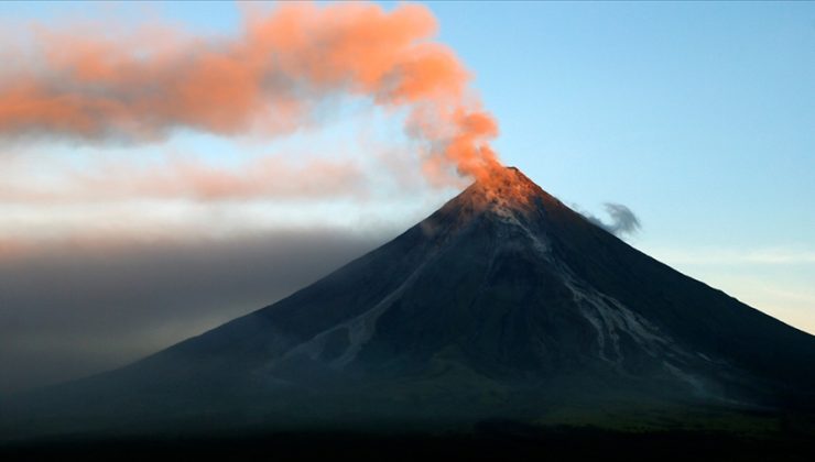 Filipinler’de patlaması ihtimaline karşı Mayon Yanardağı çevresinde tahliyeler başladı